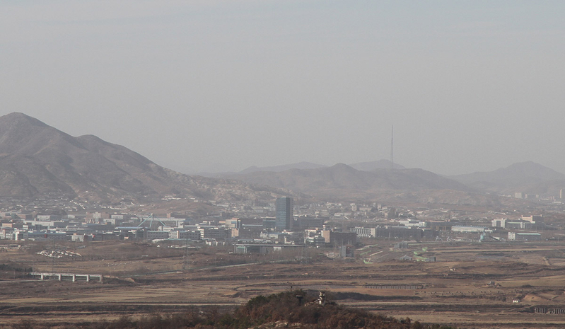 韓国側から望む開城工業団地の全景。17年12月に筆者撮影。