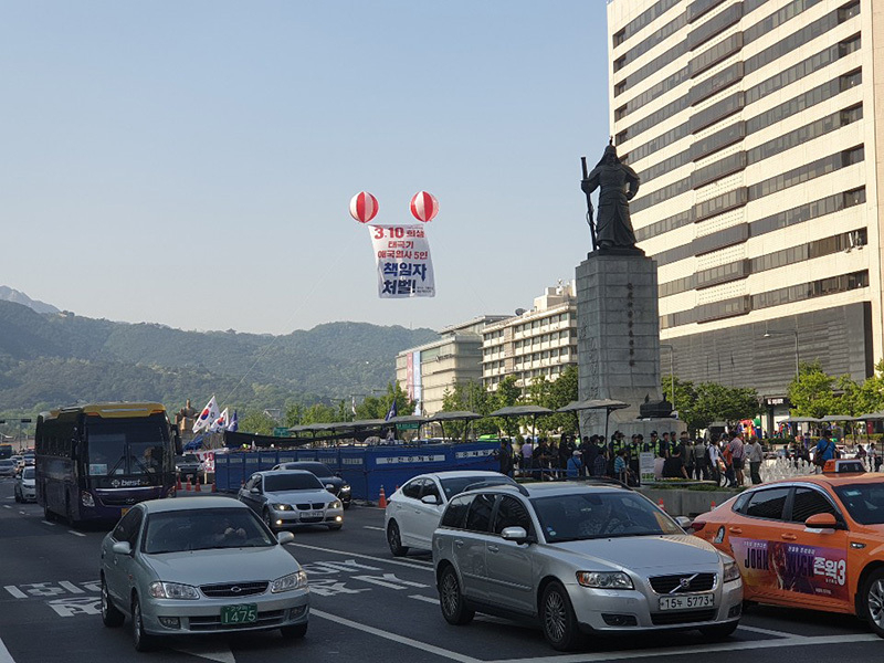 光化門広場に設置された「大韓愛国党」のテントとアドバルーン。5月、筆者撮影。