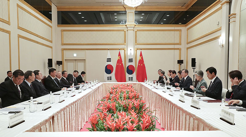 27日に大阪で行われた中韓首脳会談の様子。写真は青瓦台提供。