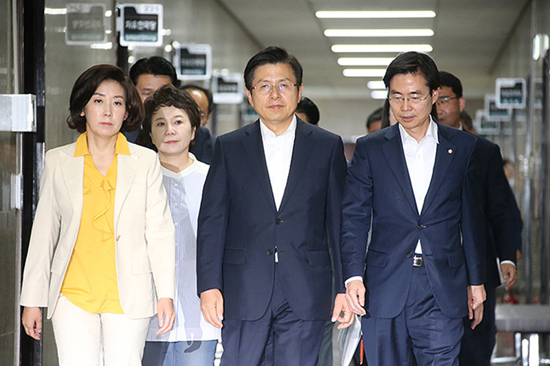 自由韓国党の黄教安代表（中央）とナ・ギョンウォン院内代表（左）。自由韓国党HPより引用。