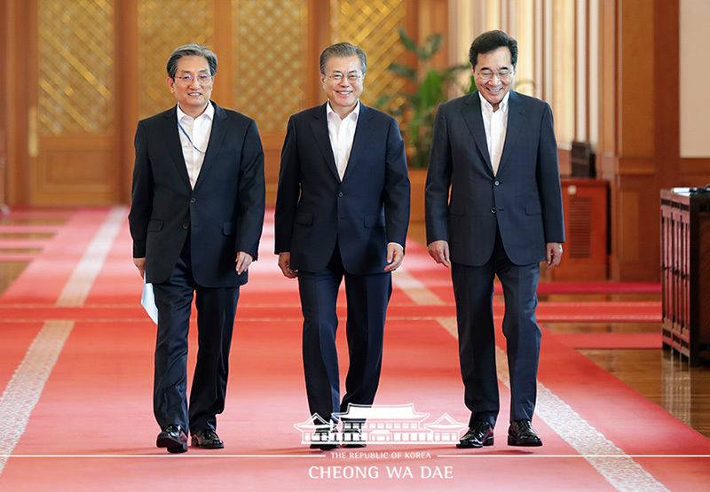 韓国政府の要人たち。左から盧英敏大統領秘書室長、文在寅大統領、李洛淵国務総理。写真は青瓦台提供。