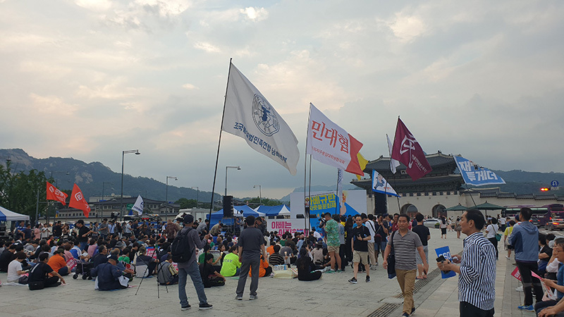左から「祖国統一汎民族連合（汎民連）」、「民主主義自主統一大学生代表者協議会（民大協）」の旗。