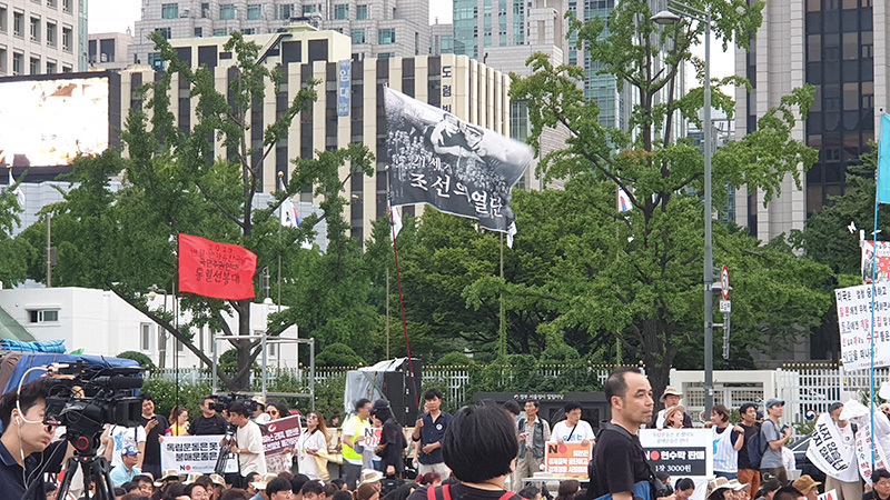「大韓独立」と書かれた太極旗と、植民地時代に激しい抗日運動を繰り広げた「朝鮮義烈団」の旗があった。いずれも「民族自主」という枠組みに当てはめることができる。