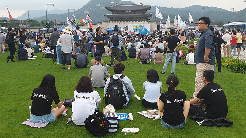 手前に座る人々が着ているTシャツには「総選挙は日韓戦だ」とある。おそらく与党など進歩政党支持者なのだろう。来年4月の総選挙を控え、保守派を「日本」と見なしていることが分かる。