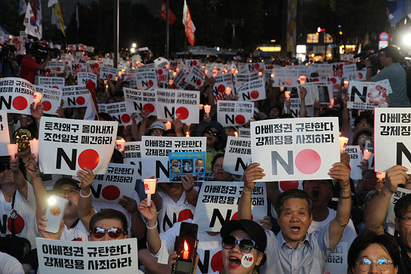 3週にわたり毎週土曜日に行われている「安倍糾弾デモ」。日本と安倍政権を区別し、あくまで安倍政権を糾弾するのが特徴だ。三回目となる8月3日には数千人が集まった。筆者撮影。