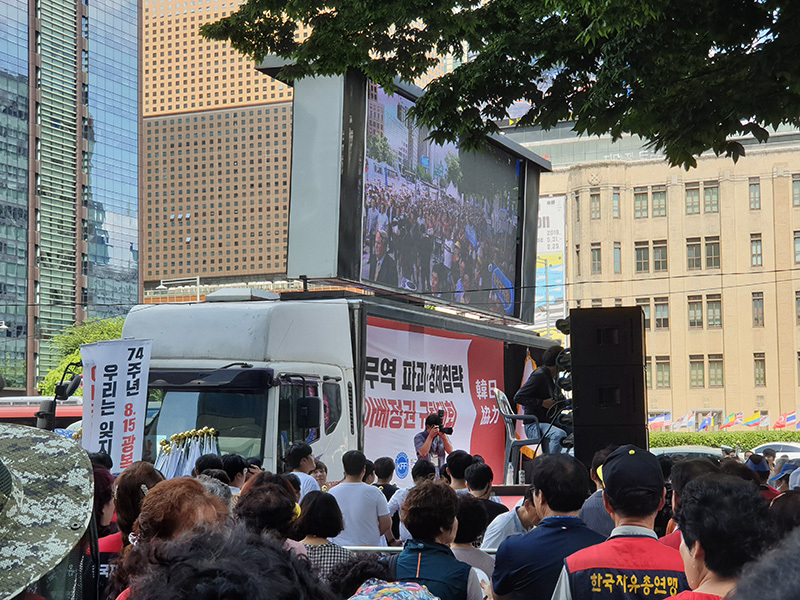 最近では日本の保守派と近い韓国の保守団体も「反安倍デモ」に乗り出している。写真は13日、光化門広場周辺で行われていた韓国屈指の保守団体『韓国自由総連盟』による「安倍政権糾弾」デモ。筆者撮影。