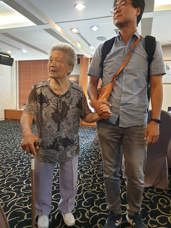 金正珠（キム・ジョンジュ、88、左）さんは13歳だった1945年2月、韓国から富山県の不二越鋼材工業に勤労挺身隊として強制徴用された。涙と共に安倍首相の謝罪を強く訴えた。14日、筆者撮影。