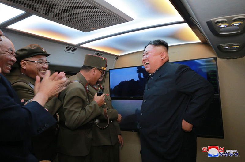 8月7日、北朝鮮の国営メディアは金正恩委員長が「新型戦術誘導弾の威力示威発射を参観した」と伝えた。写真は朝鮮中央通信より。