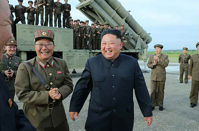 8月25日の朝鮮労働党機関紙『労働新聞』は「敬愛する最高領導者金正恩同志の指導の下、新たに研究開発した超大型放射砲試験射撃が成功裏に行われた」と報じた。写真も同紙より。