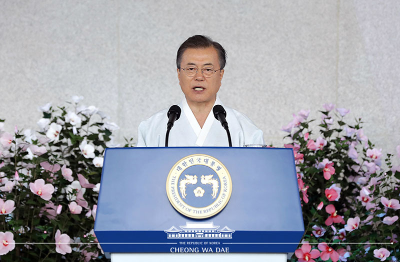 日本からの解放を祝う8月15日の光復節に、天安市の「独立記念館」で演説する文在寅大統領。写真は青瓦台提供。