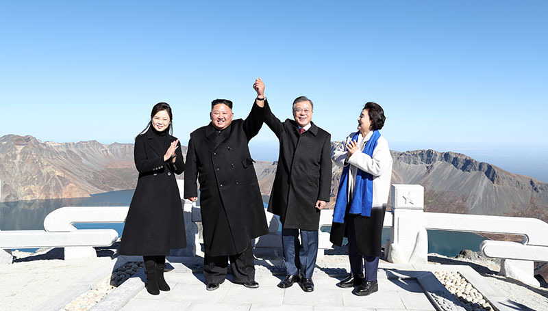 昨年9月20日、平壌での首脳会談を終えたあと、白頭山を訪れた南北首脳一行。写真は合同取材団。