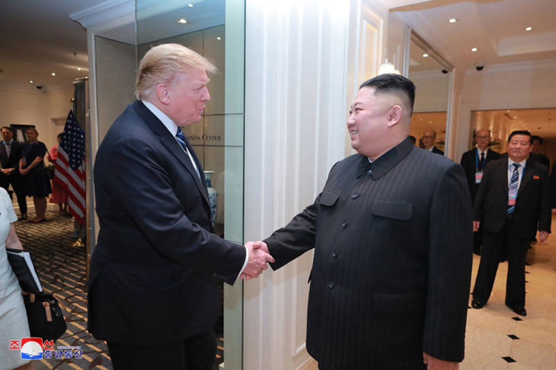 今年2月、ベトナム・ハノイで2度目の米朝首脳会談を行った米朝首脳。写真は北朝鮮『わが民族同士』より引用。