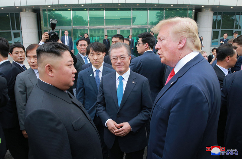 今年6月30日、板門店で会合を持った南北米首脳。史上初の揃い踏みであった。写真は朝鮮中央通信より。