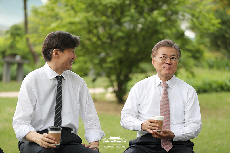 青瓦台・民情主席秘書官時代のチョ・グク氏(左)と文在寅大統領。格別な仲で知られる。写真は2017年5月、青瓦台より引用。
