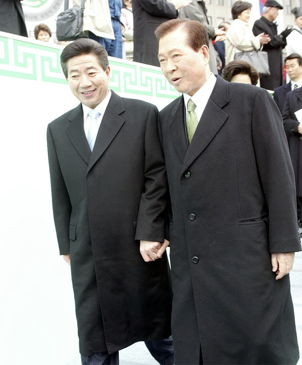 盧武鉉元大統領（左）と金大中元大統領。2003年2月、盧大統領の就任式。写真は大統領記録館より引用。