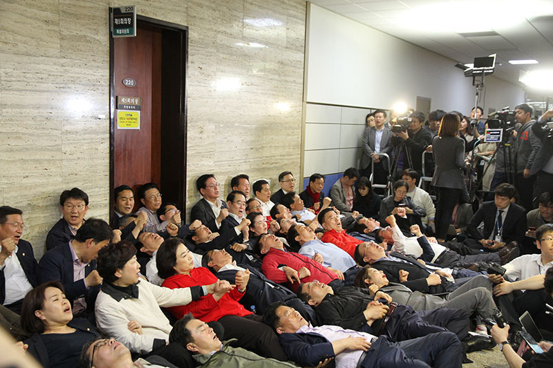 国会で寝そべり、会議室を封鎖する第一野党・自由韓国党の議員たち。今年4月26日、筆者撮影。