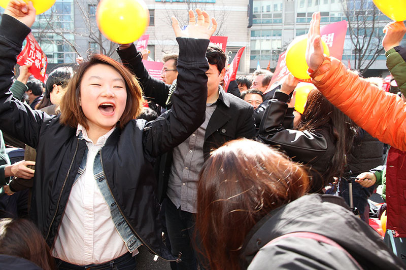 2017年3月10日、憲法裁判所による朴槿恵大統領（当時）罷免判決を受け、歓喜する市民たち。筆者撮影。