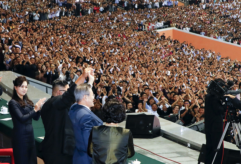 昨年9月19日、平壌のメーデー・スタジアムで15万人の北朝鮮住民を前に演説する文大統領。「両首脳は美しいわが山河を永久に核武器と核脅威の無い平和の土台に作り上げ、後世に引き渡す」と述べた。共同取材団。