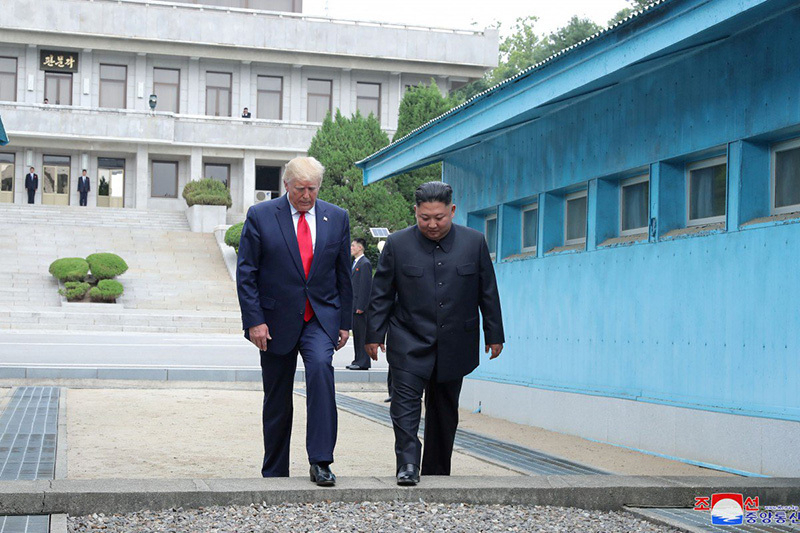 今年6月30日、板門店でミニ首脳会談を行ったトランプ大統領と金正恩委員長。二人が立っているのは北朝鮮側だ。写真は朝鮮中央通信。