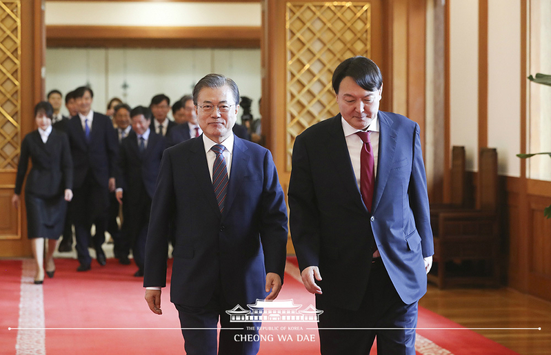 文在寅大統領（左）と尹錫悦検察総長。写真は青瓦台提供。