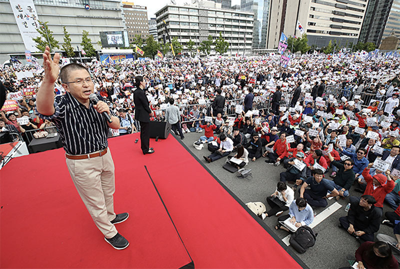 光化門広場に詰めかけた市民を前に演説する自由韓国党の黄教安（ファン・ギョアン）代表。同党HPより引用。