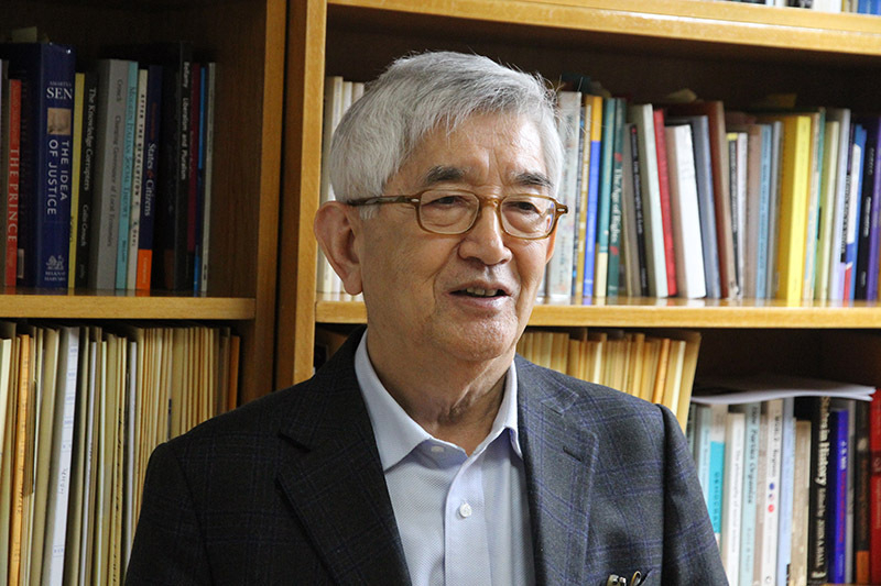 崔章集（チェ・ジャンジプ）高麗大名誉教授。『民主化以降の民主主義』（02年）は韓国の民主主義を知り、考える上で欠かせない一冊だ。4月、筆者撮影。