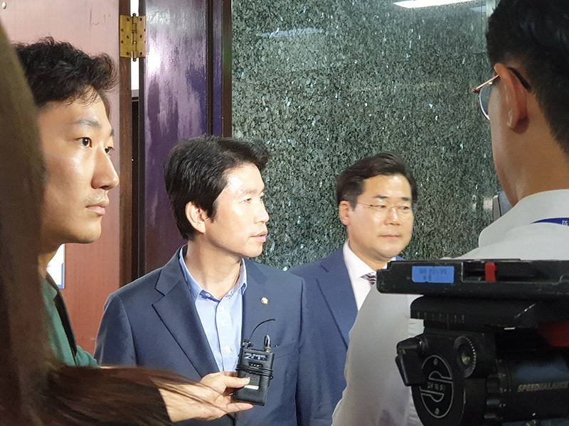 9月6日の深夜、チョグク氏の人事聴聞会が終わった後、記者団の質問に答える李仁栄議員（左から二人目）。筆者撮影。