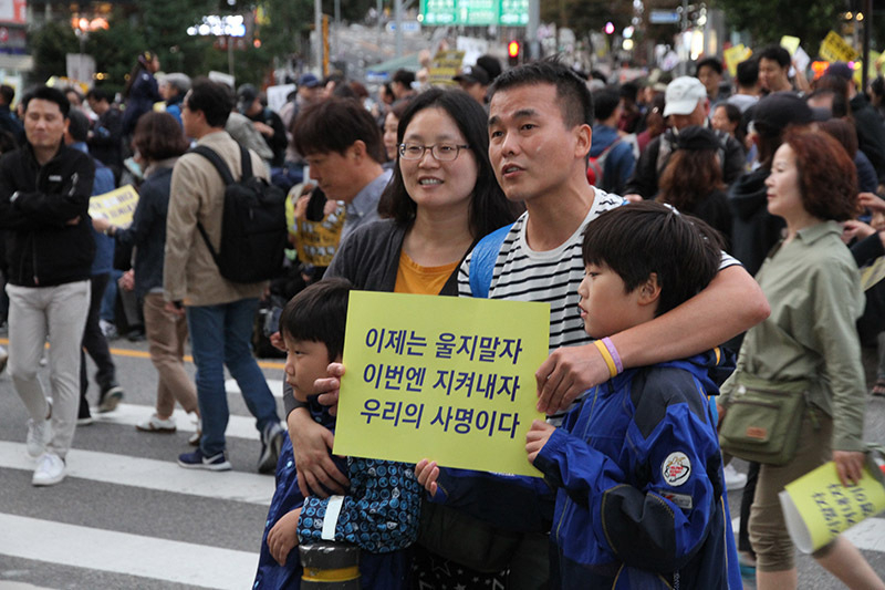 崔教授は「制度上の民主化だけではいけない」と、その中身を強調した。韓国社会の未来に直結する指摘だ。5日、進歩派デモで筆者撮影。