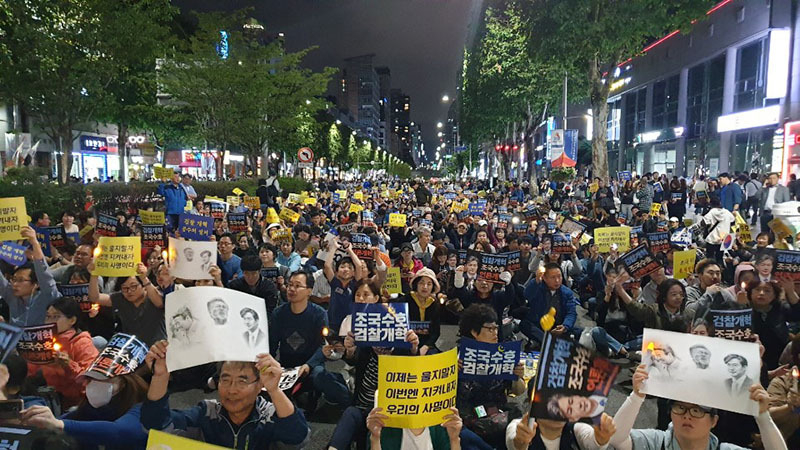 ソウル市内では週末ごとに、文政権に反対する保守派市民によるデモと、政権を支持し検察改革を訴える進歩派市民によるデモが、いずれも大規模に行われている。写真は10月12日の進歩派市民のデモ。筆者撮影。