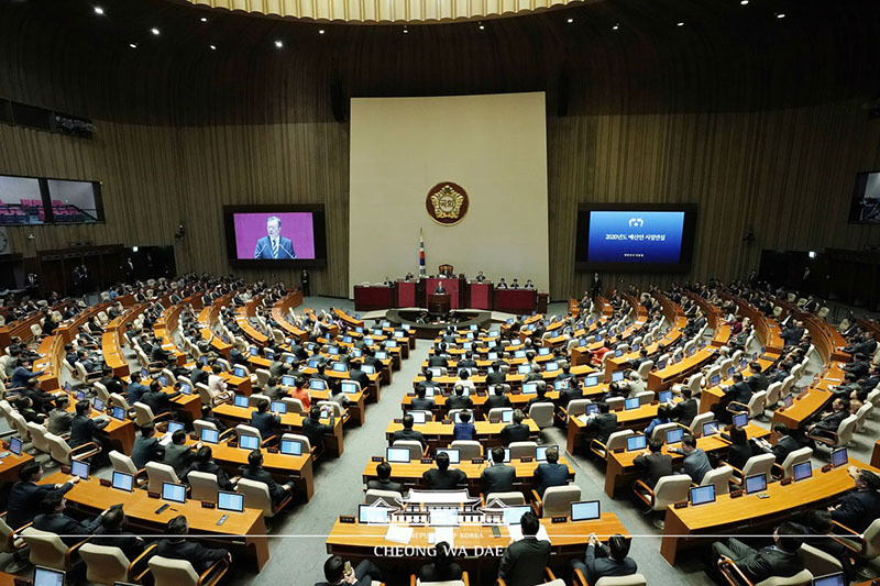 韓国の国会。演説中には第一野党・自由韓国党が異例とも言えるヤジを飛ばす一幕も。写真は青瓦台提供。