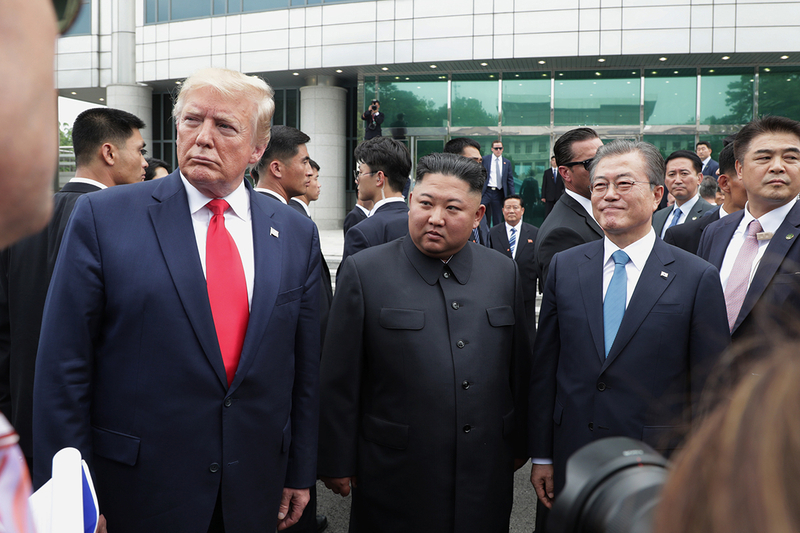 文大統領と北朝鮮の金正恩委員長が会ったのは、今年6月の板門店が最後だ。写真は青瓦台提供。