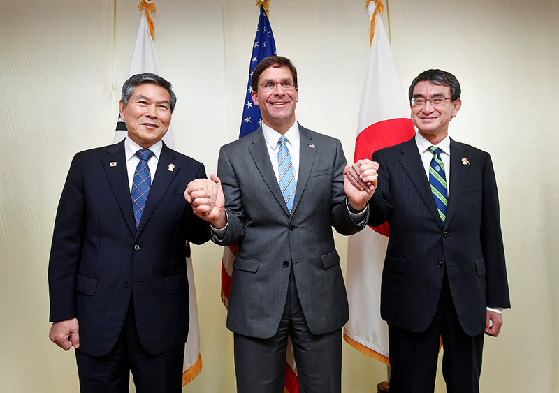 17日、タイ・バンコクで会談した日米韓の国防部長官（日本は防衛相）たち。写真は韓国国防部提供。
