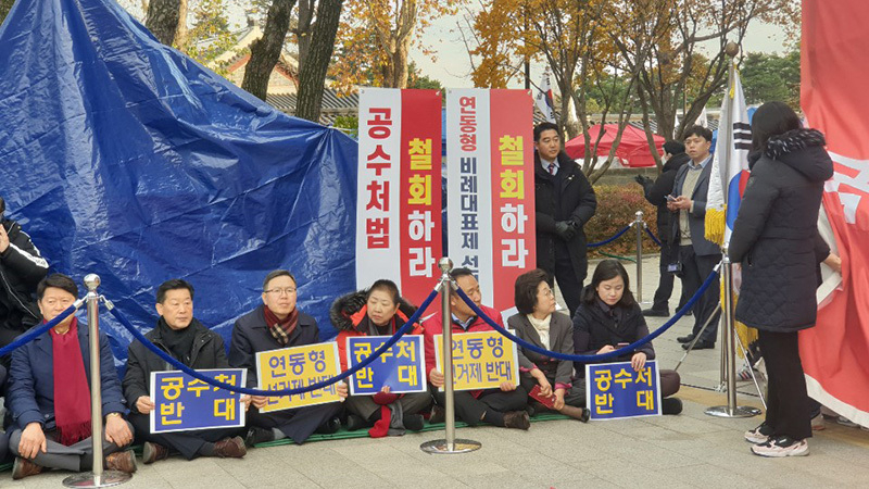 テントの側を守る自由韓国党議員たち。26日、筆者撮影。