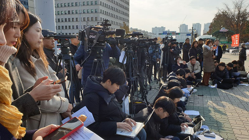 国会前での会見にはたくさんのメディアが詰めかけた。11月27日、筆者撮影。