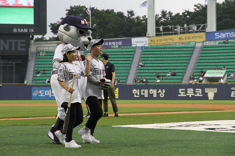 ヨミョン学校の生徒たちは、多方面で韓国社会と溶け込んでいる。同校の選手を中心に結成された野球チーム『オウルリム野球団』は今年6月、韓国プロ野球の始球式も務めた。同球団提供。
