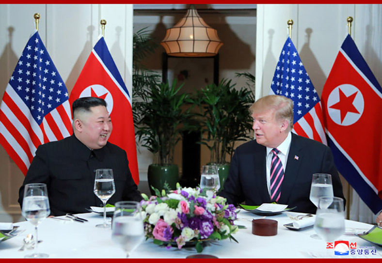 今年2月、ハノイで晩餐会に臨む米朝首脳。朝鮮中央通信より。