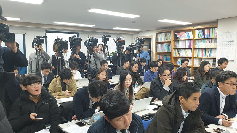 記者会見場には多くのメディアが詰めかけた。特に、日本メディアはほぼ全ての新聞・テレビ局が訪れて活発に質問を行った。筆者撮影。