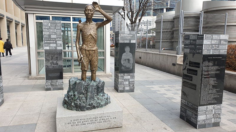 ソウルの龍山駅前に立つ「強制徴用労働者像」。筆者撮影。