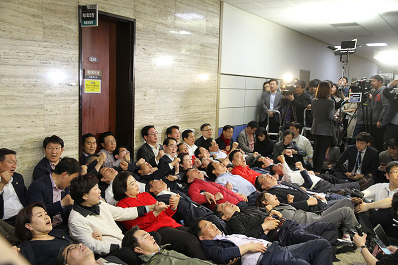 昨年4月、選挙法改定に反対し国会を徹夜で封鎖した自由韓国党（現・未来統合党）。筆者撮影。