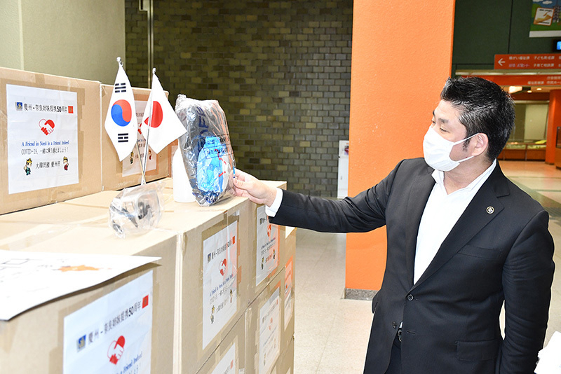 韓国・慶州市から届いた防疫物資を見る仲川げん奈良市長。写真は慶州市提供。
