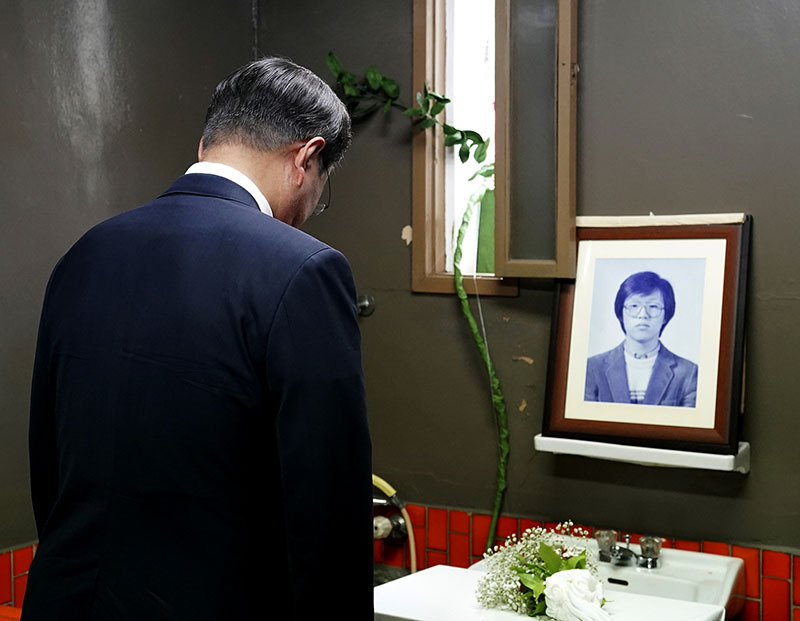 式典終了後、朴鍾哲氏が亡くなった旧「対共分室」509号室を訪れ黙祷する文大統領。1987年6月当時、文大統領は釜山における民主化運動の中心人物の一人だった。写真は青瓦台提供。