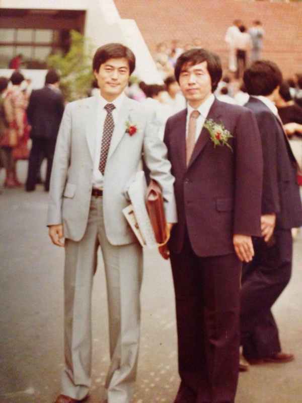 司法修習院卒業式での文在寅（左）、朴元淳両氏。二人は「同志」であった。朴元淳市長フェイスブックより。