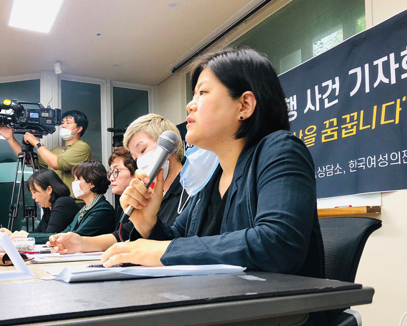 13日の被害女性側による記者会見の様子。『韓国性暴力相談所』ツイッターより引用。