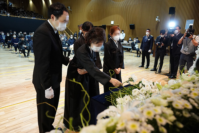13日、ソウル市庁で行われた葬儀で、献花する故朴元淳ソウル市長の遺族たち。弔辞は長女が朗読した。写真はソウル市提供（モザイクは遺族側の希望によるもの）。
