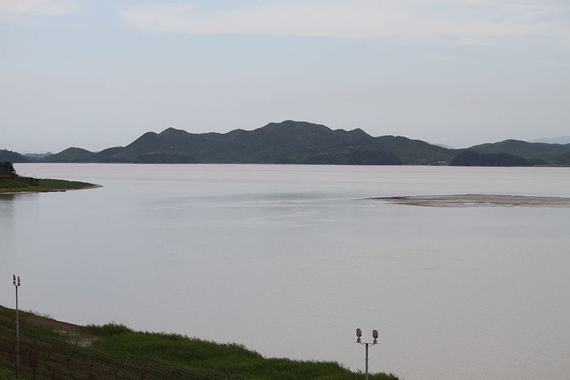 金氏が「越北」したと見られる現場。手前の鉄条網が江華島で奥の陸地が北朝鮮・黄海南道だ。28日、筆者撮影。