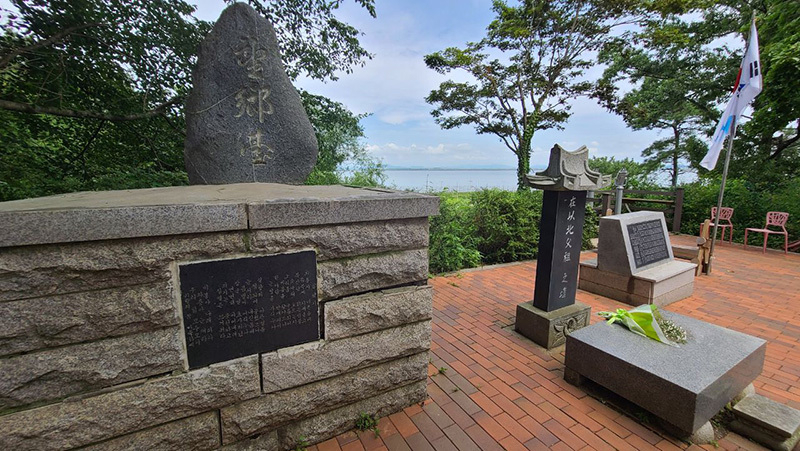 喬洞島（キョドンド）の展望台に設けられた「望郷の碑」。対岸の延白郡は朝鮮戦争で北朝鮮の領土となり、避難していた人たちは故郷に戻れなくなった。28日、筆者撮影。