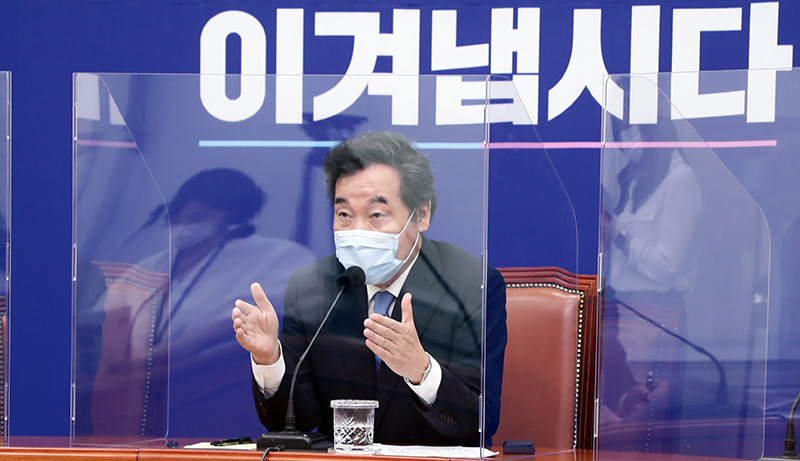 8月31日、記者懇談会での李洛淵代表。最近はもっぱらマスク姿だ。共に民主党提供。