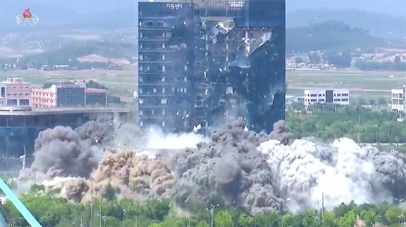 北朝鮮による爆破直後の「開城工業団地支援センター」。20年6月17日の朝鮮中央テレビをキャプチャ。