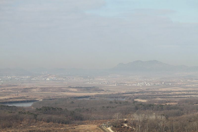 都羅展望台から北朝鮮側を望む。中央右の山が松岳山だ。9日、筆者撮影。