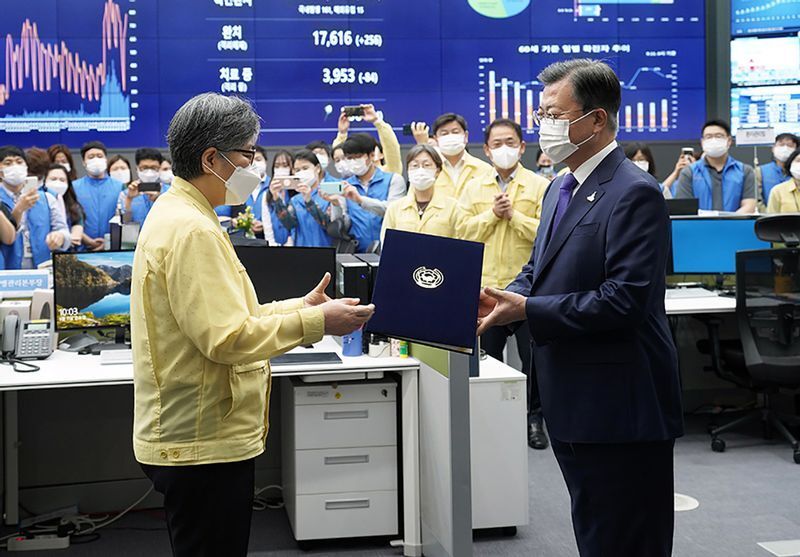 今年9月、韓国の感染症対策のコントロールタワー「疾病管理本部」が「疾病管理庁」へと格上げされた。初代庁長の鄭銀敬(チョン・ウンギョン)氏に任命状を手渡す文大統領。青瓦台提供。